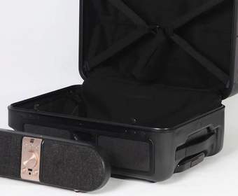 Этот чемодан поставляется со съемным динамиком Bluetooth