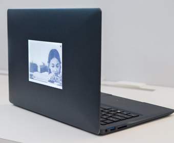Intel показала ноутбук с дополнительным E-Ink-экраном